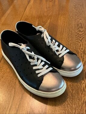 Woman’s MAGO Genesis black with powder metallic toe cap. Size 41. Like new! Cute